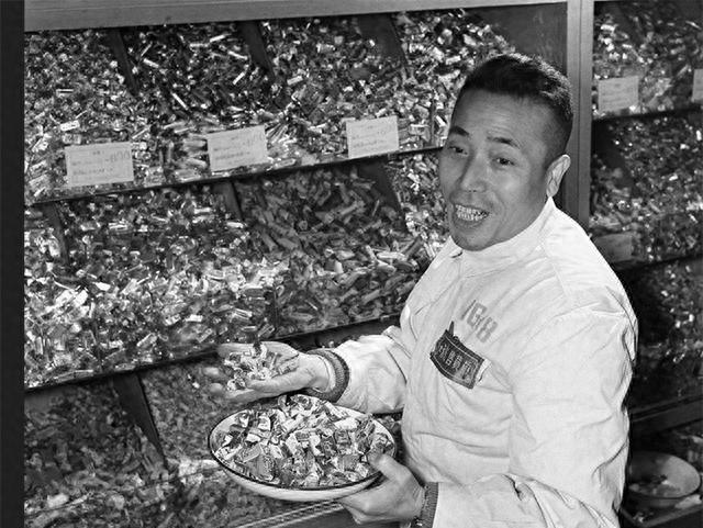张秉贵以两手绝技闻名，不仅曾被冰心专访，去世后还有铜像和陈云题词留念
1955年