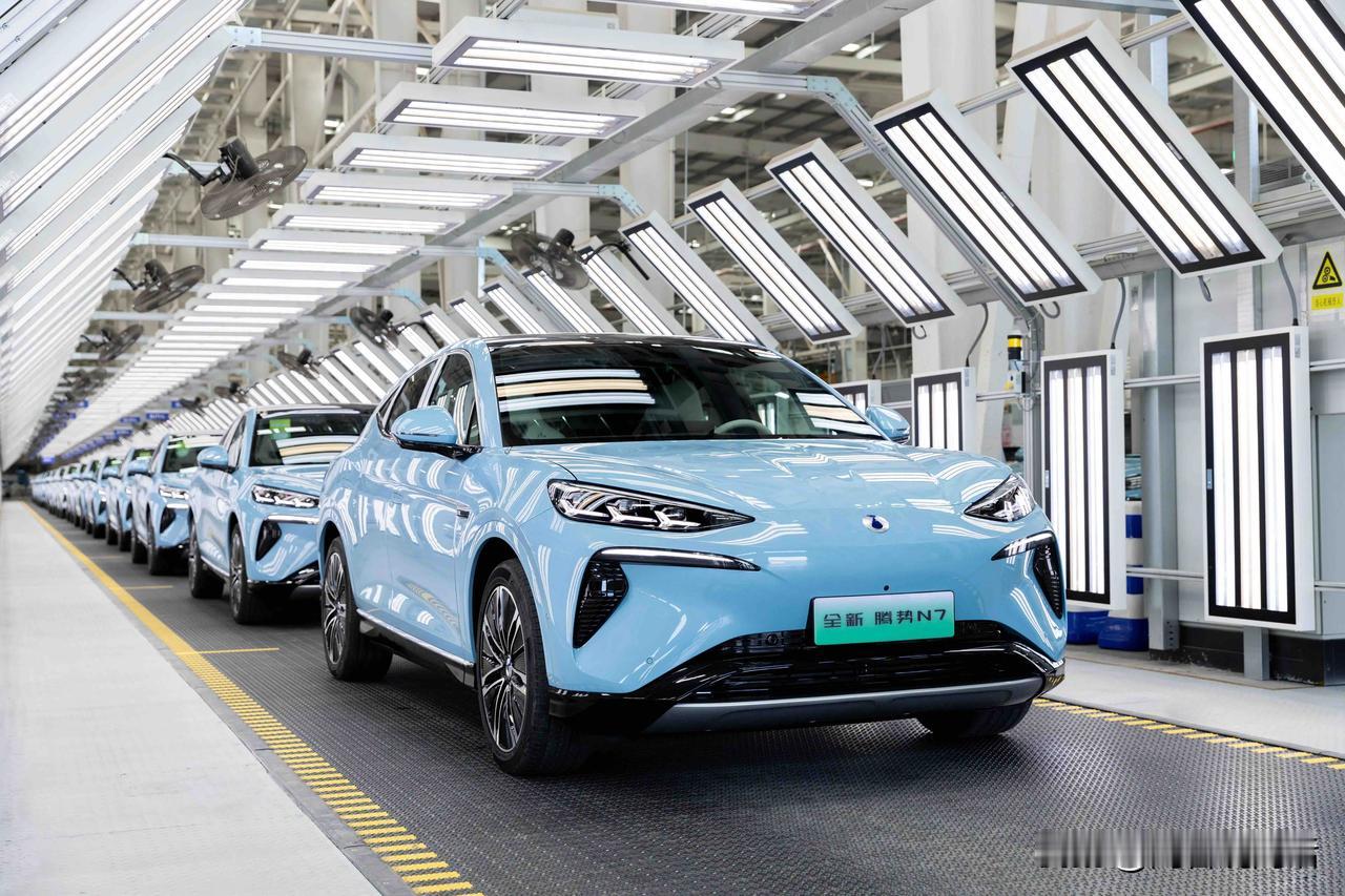 公共充电桩又涨价了。每度电要多掏两毛钱。

看着不多？那么咱们来算算账。

一辆