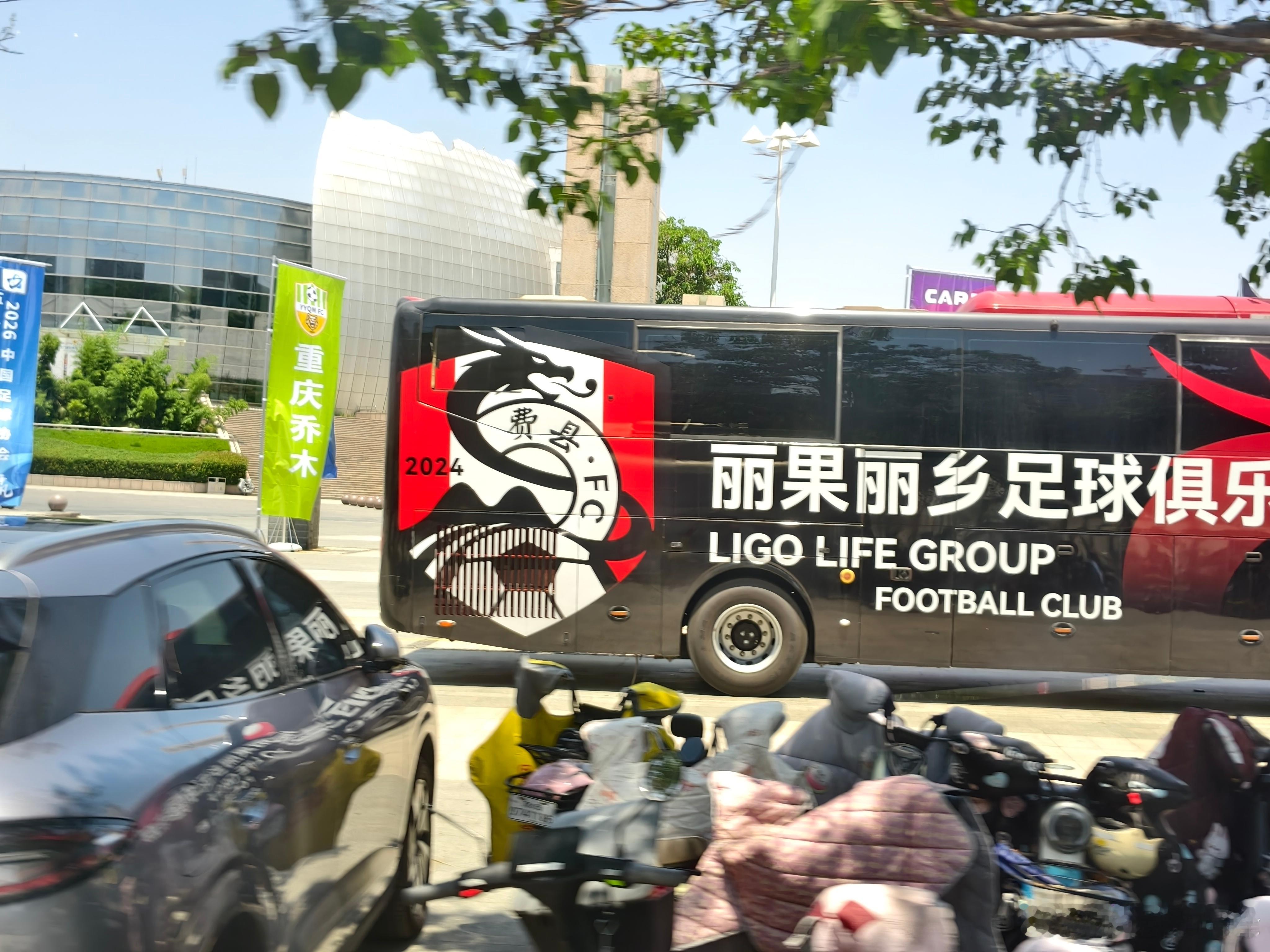 五超联赛的场地外，还发现了老家的球队，据说有意打五甲，这次是来观摩学习。 