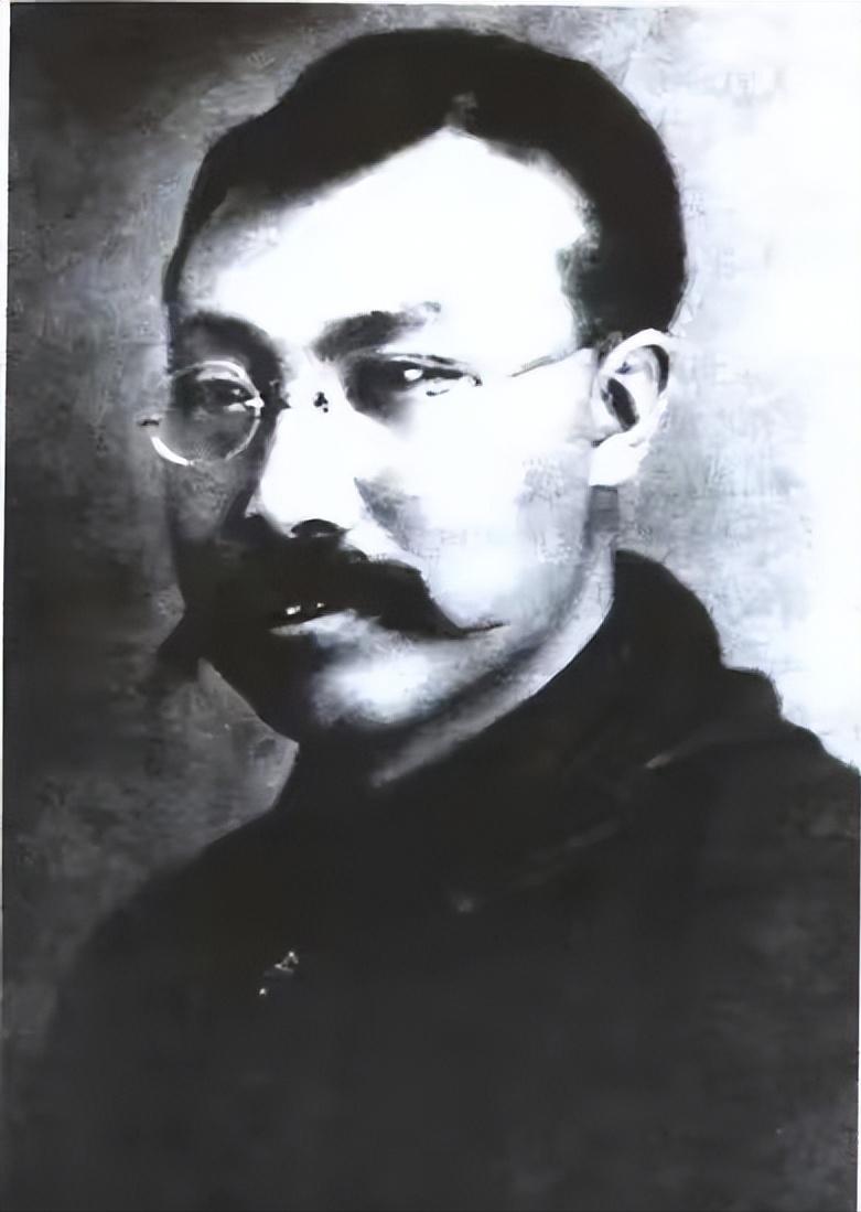 1920年，北大教授深夜看到震惊一幕：图书管理员在借阅卡上写满批注。他悄悄翻开，