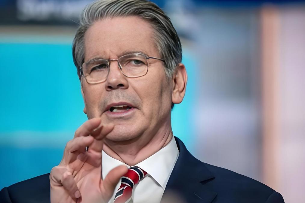 面对镜头，美国财长贝森特冷静下来终于说出了心中的话：中国是美国在现代史上从没见到