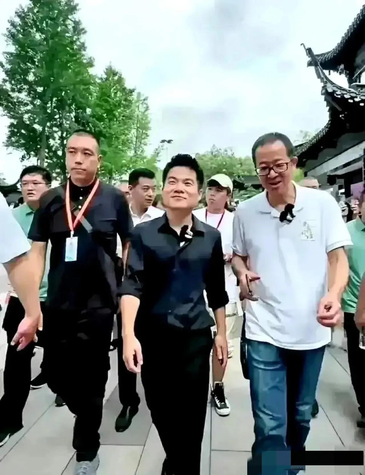 董宇辉自从进入2023央视年度画卷后，老俞明显更宠他了，任何场合都将他推向C位，