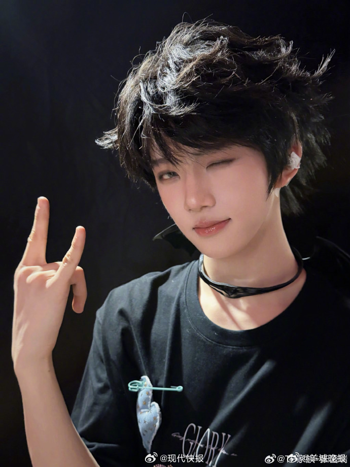 【#TF家族否认四代一班演员出道#】近日，TF家族新生代演员（排名不分先后）主演