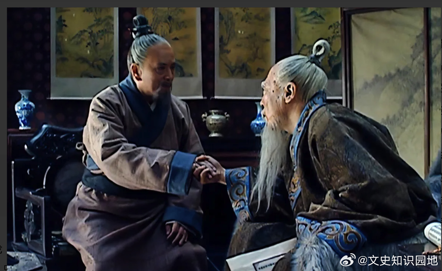 1562 年，严嵩倒台，徐阶上位。儿子徐璠撺掇斩草除根，徐阶抬手就是一耳光，喝道
