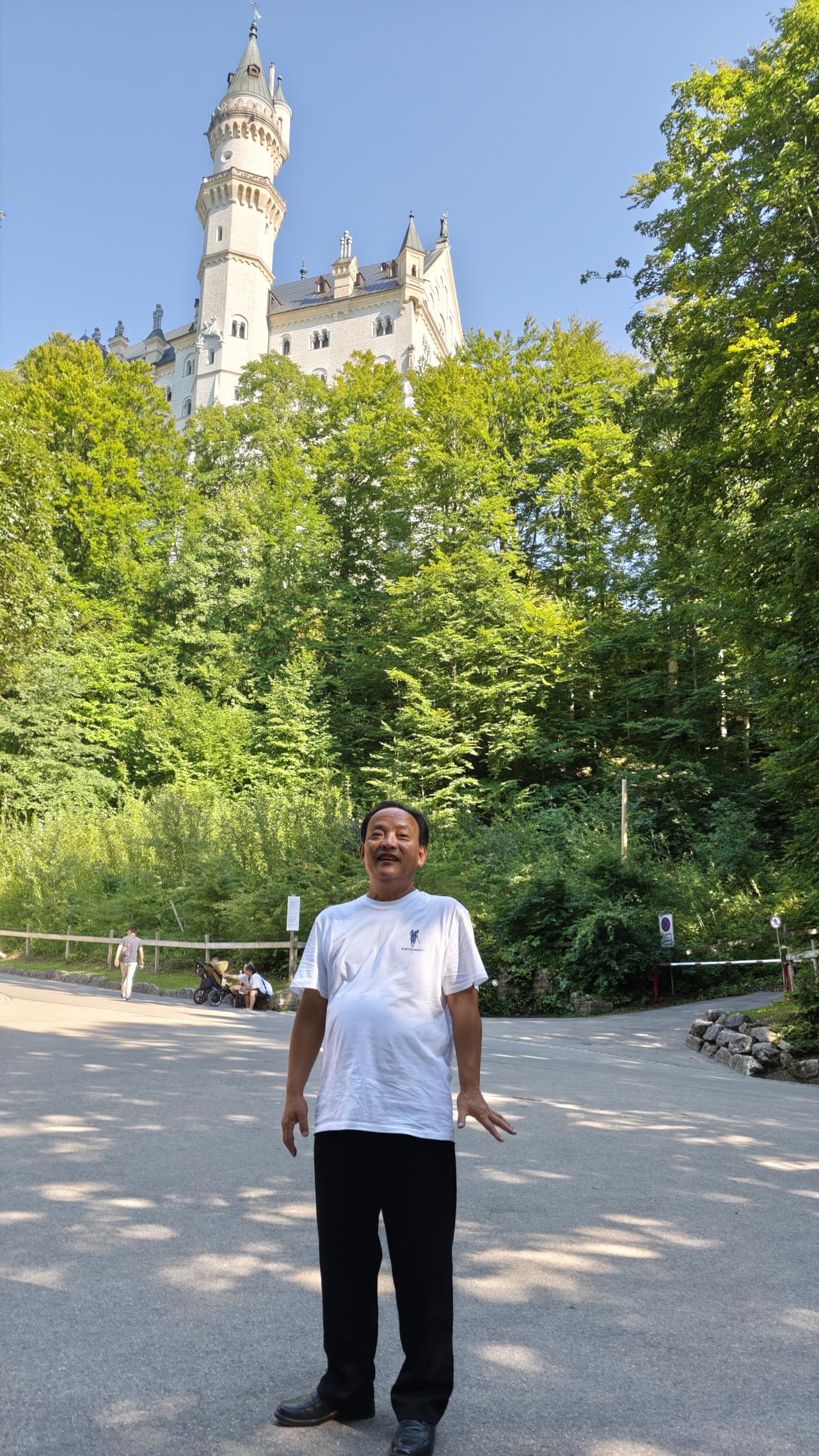 桐花万里丹山路  雏凤清于老凤声
1、江南的天，淅沥沥的小雨在下着，推开院门一看