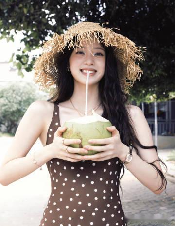 欧阳娜娜vogue盛典两套造型欧阳娜娜让粉丝帮选vogue盛典礼服 欧阳娜娜在社