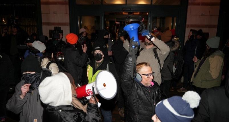 美国明尼苏达州发生移民及海关执法局（ICE）人员执法时开枪击毙37岁女子古德（R