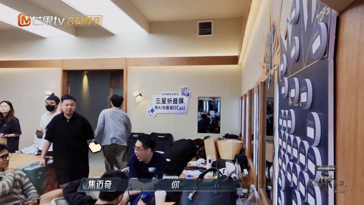#井胧撤回了一个井胧# 幼稚井胧用焦迈奇的手打自己脸，即刻上演你追我逃，俩人跑到