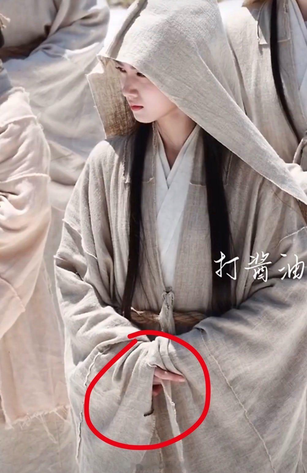 卢昱晓袖口有虫爬出来  太吓人了 