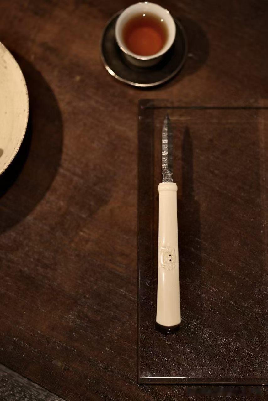 茶席之上，总有一些小器物，比主角更耐人寻味。

这把茶刀，以猛犸温润为柄，以大马