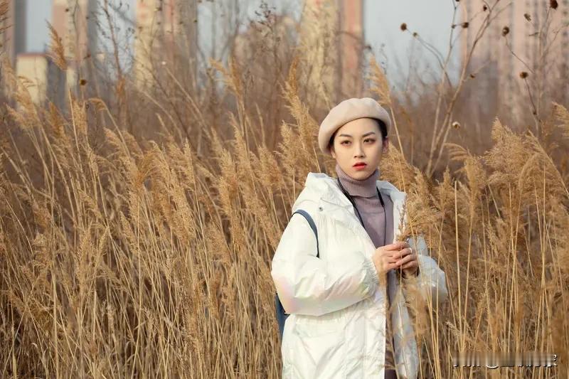 开场悬念能瞬间抓住大家的注意力，让气氛瞬间升温。比如，“我昨天碰到一个人，他跟我