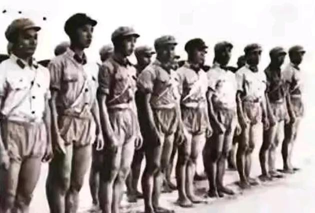1965 年 9 月 29 日，解放军驻琼某部 9 名战士武装泅渡琼州海峡，每人