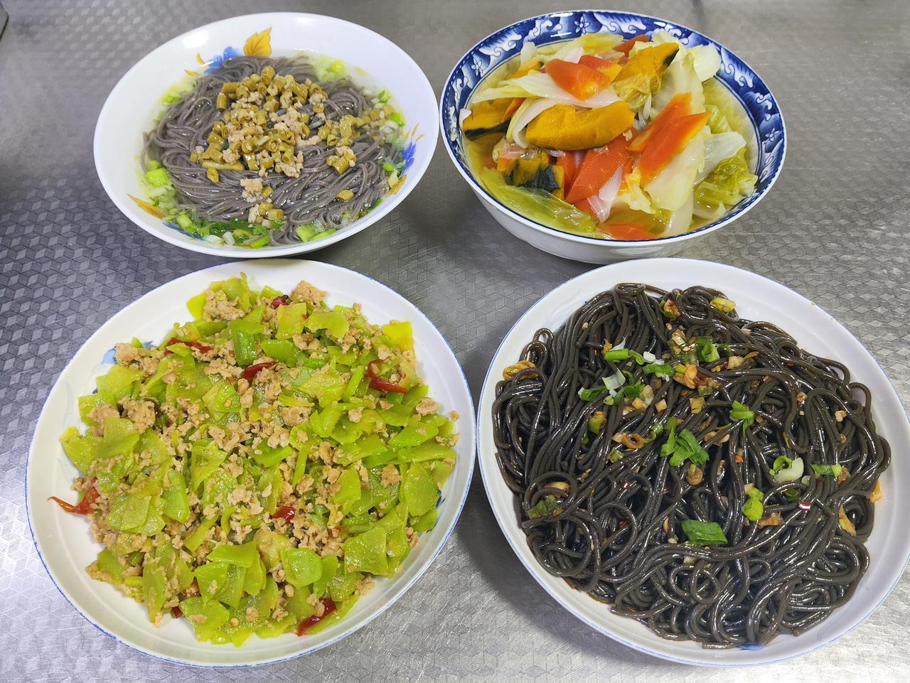 6月15日午餐分享，清淡又饱腹。肉末炒莴笋鲜爽入味，凉拌蕨根粉劲道开胃，一碗清爽