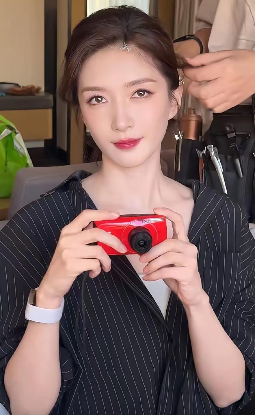 曾经看见素颜的江疏影照片，

还是觉得化妆后的她更适应～～～

她这样的长相非常