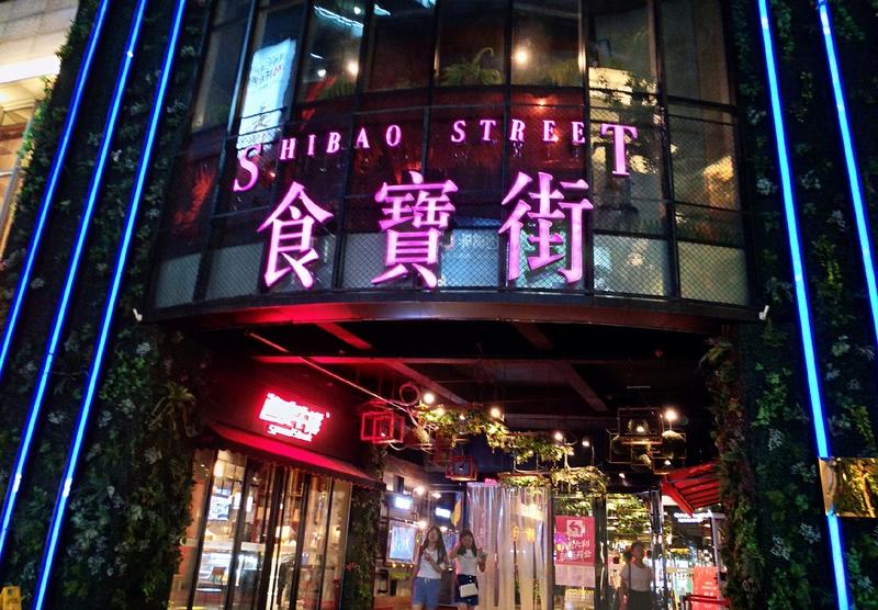 烤鸡少年顾不上恋爱，对自己还抠门，其实挺让人感慨的。我身边就有这么个为了事业拼尽