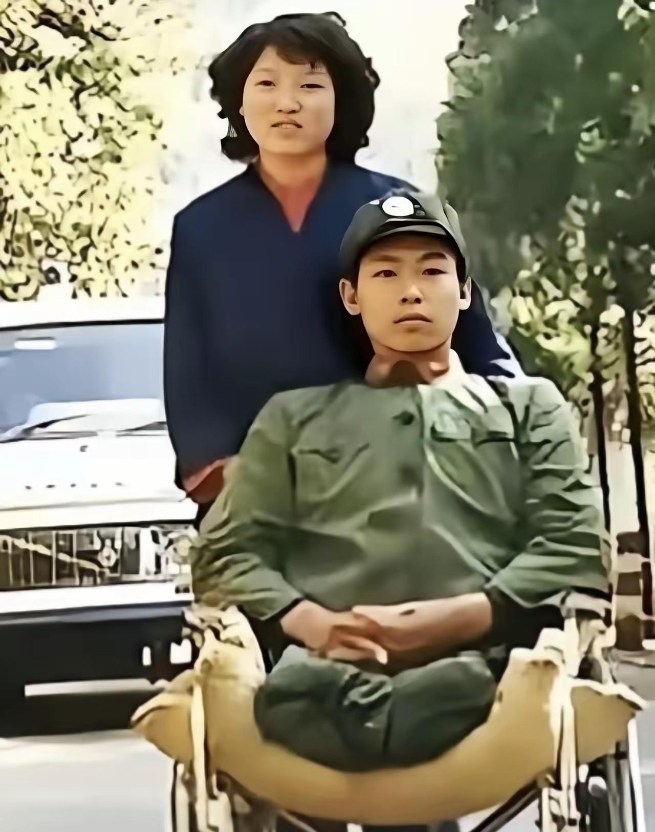 空裤管里塞着军功章，她攥着退婚信上了绿皮车，三十年后轮椅停在村口小卖部前。
他写