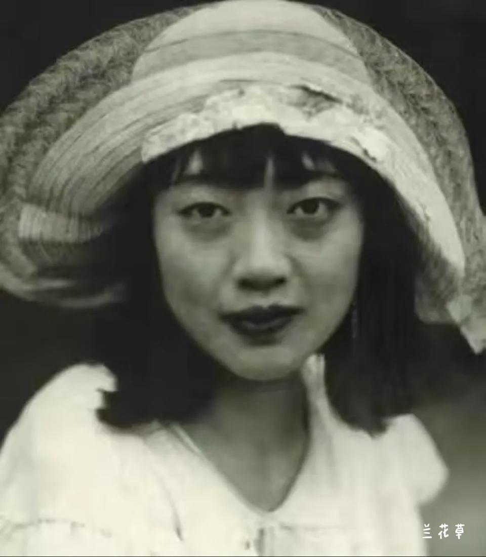 大清末代皇后婉容的真容。
郭布罗·婉容，生于1906年11月13日。1922年，