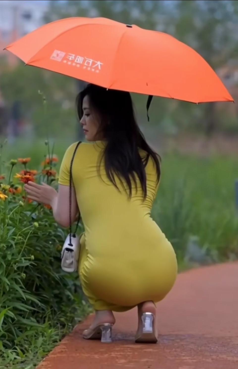 雨中花影动，伞下人影长。