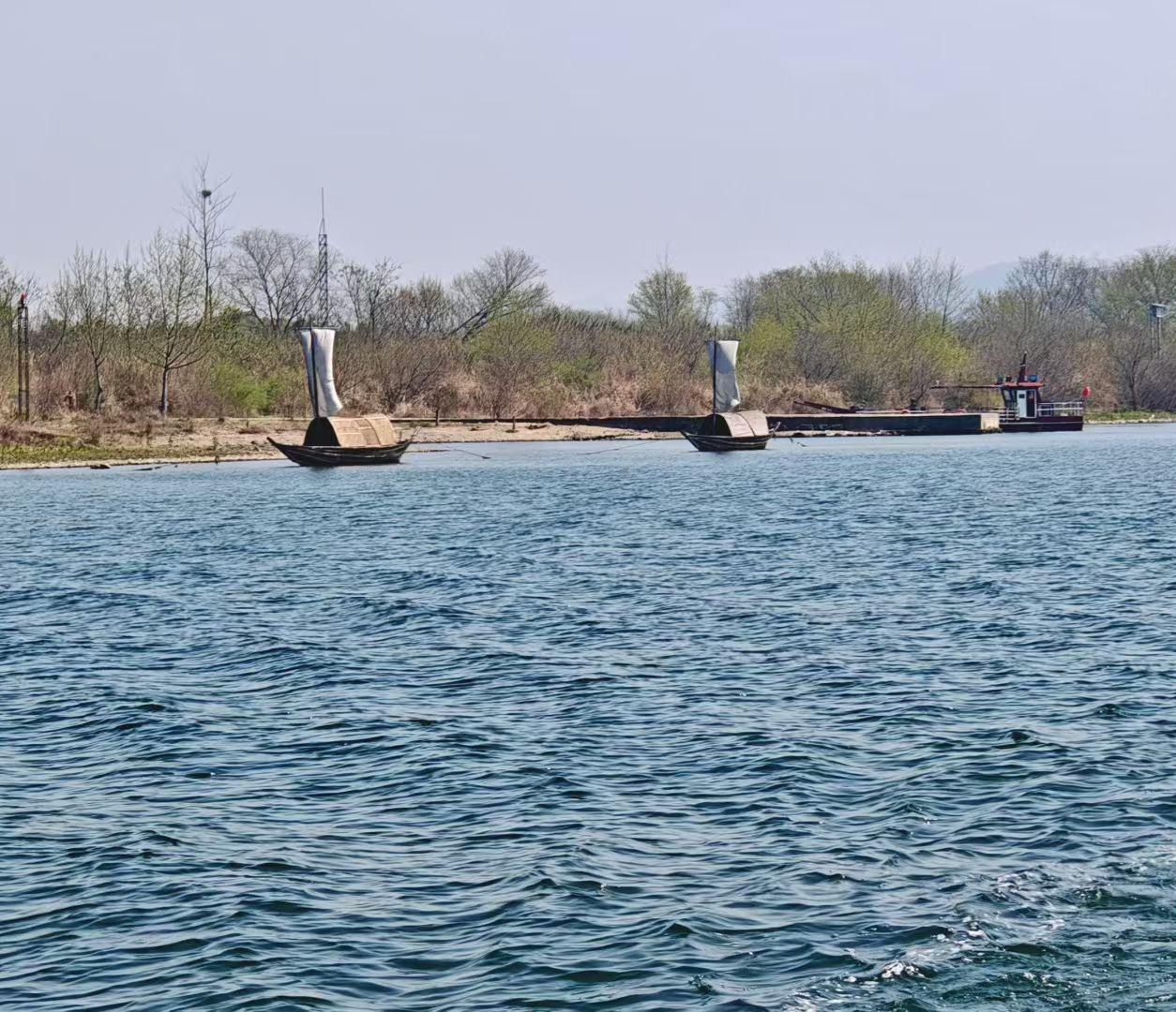 晒图笔记大赛一江春水悠悠，扁舟静泊湖畔，春风拂过水面，藏着岁月温柔与人间清闲，慢