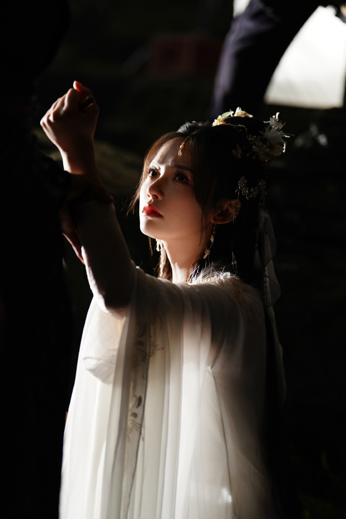 林允呈现出星眸含泪的状态，这一瞬间的眼神传递出微妙情绪，没有刻意营造的张力，却让