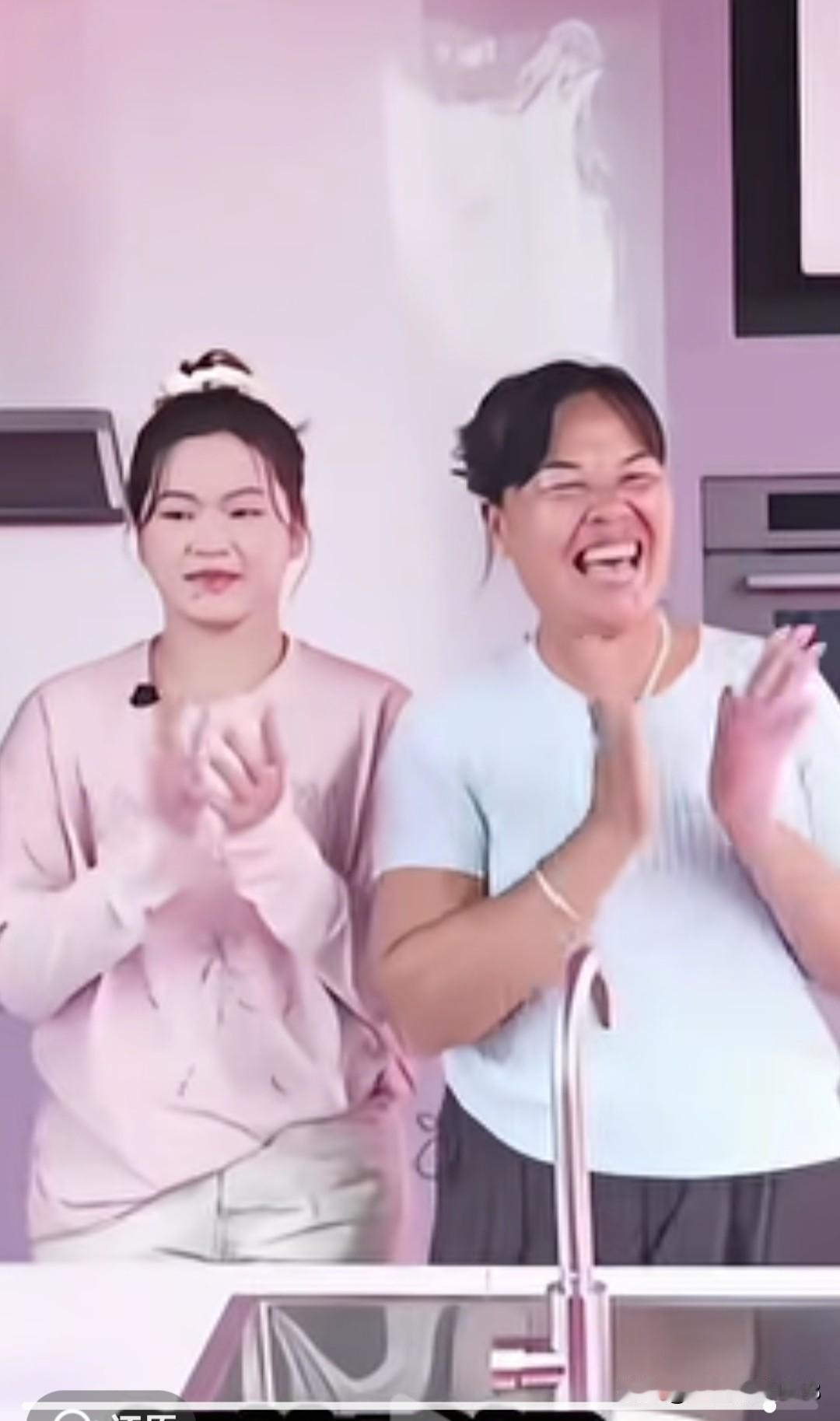 全红婵和妈妈哥哥一起参加活动，她很适合丸子头，真好看，婵宝不论参加任何场合都是落