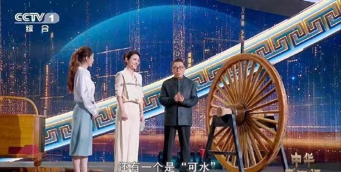 这梗我能笑一年！李小冉说这话的时候眼神亮得不行，仿佛下一秒就能精准报出我面前奶茶