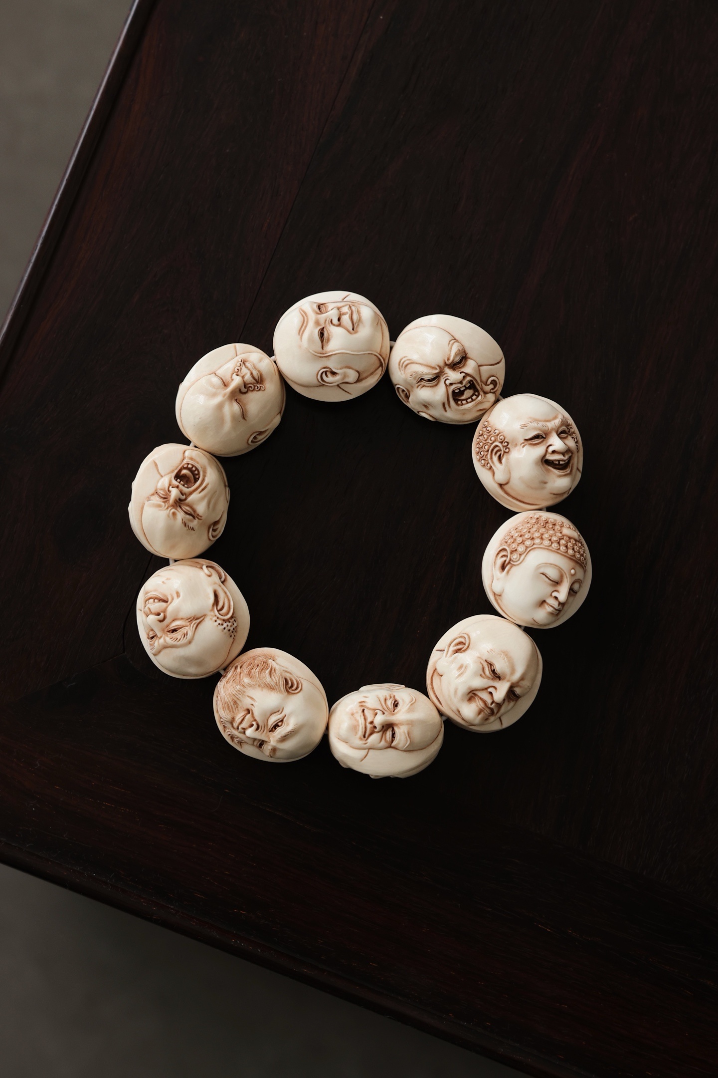 猛犸仿古 | 十八罗汉 手串料质凝润，雕工古拙，双面十八罗汉或肃穆或慈祥或悲悯或