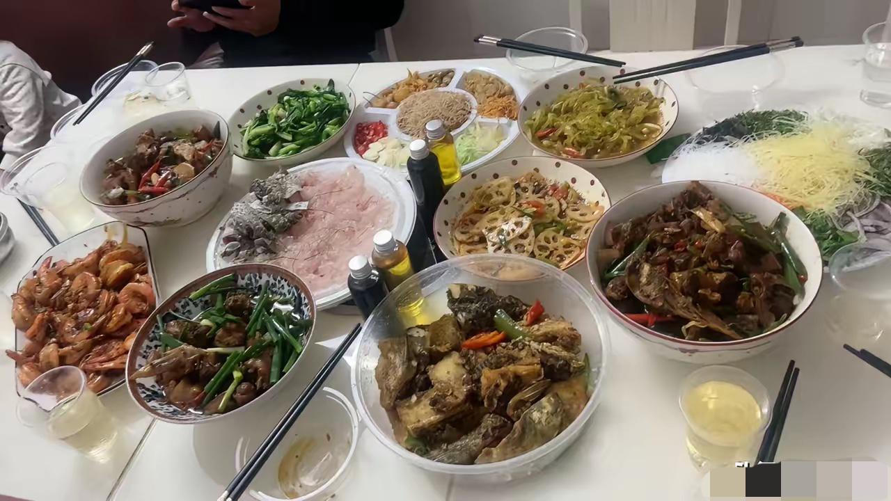 儿子的姐妹们一定听劝，找儿媳要选活泼爱笑的，千万别找冷冰冰、不爱说话的。我儿媳就