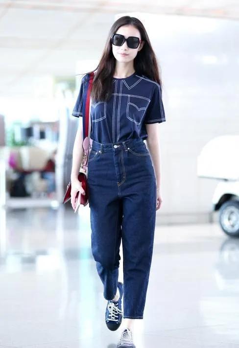 倪妮这身牛仔风穿搭直接封神！
仿牛仔线条短袖+高腰牛仔裤，同色系搭配高级感拉满，
