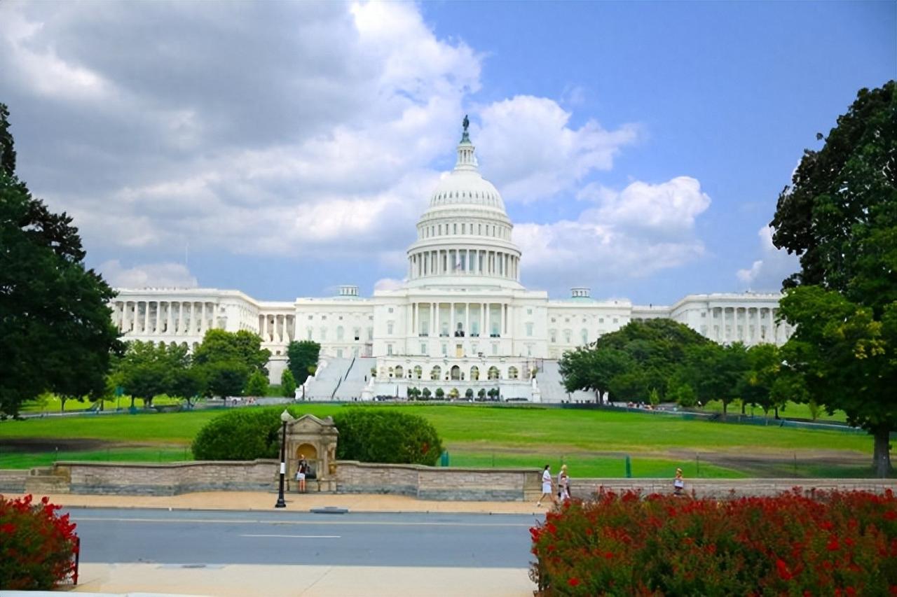 美国对中国的一系列手段中，“公布中国官员在美资产”这一法案真是一个奇特的存在。一