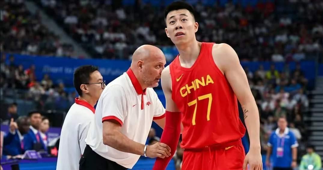 打CBA很强，但到了国家队表现就不太行的四名球星。
他
其实这类讨论每年国家队比