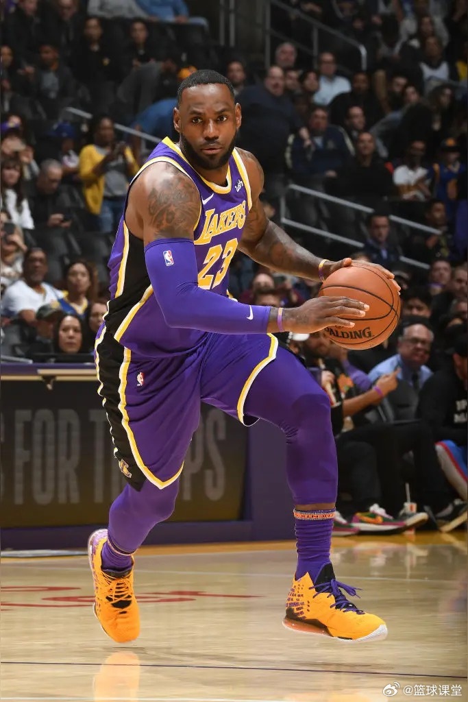 NBA历史最年老三双排名：1、詹姆斯：41岁92天—21分10板12助2、詹姆斯