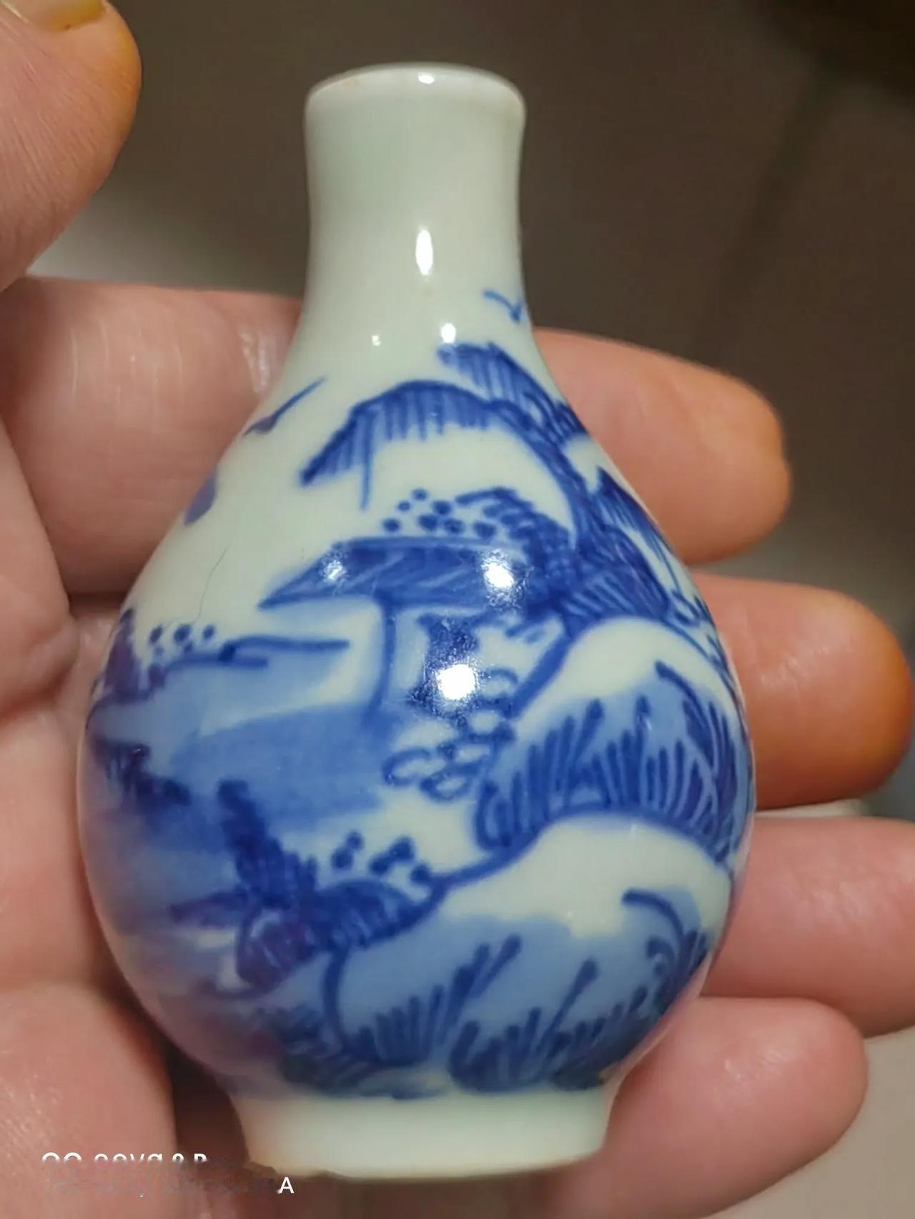 这小鼻烟壶挺好，底上有个青花的树叶，说花压款。