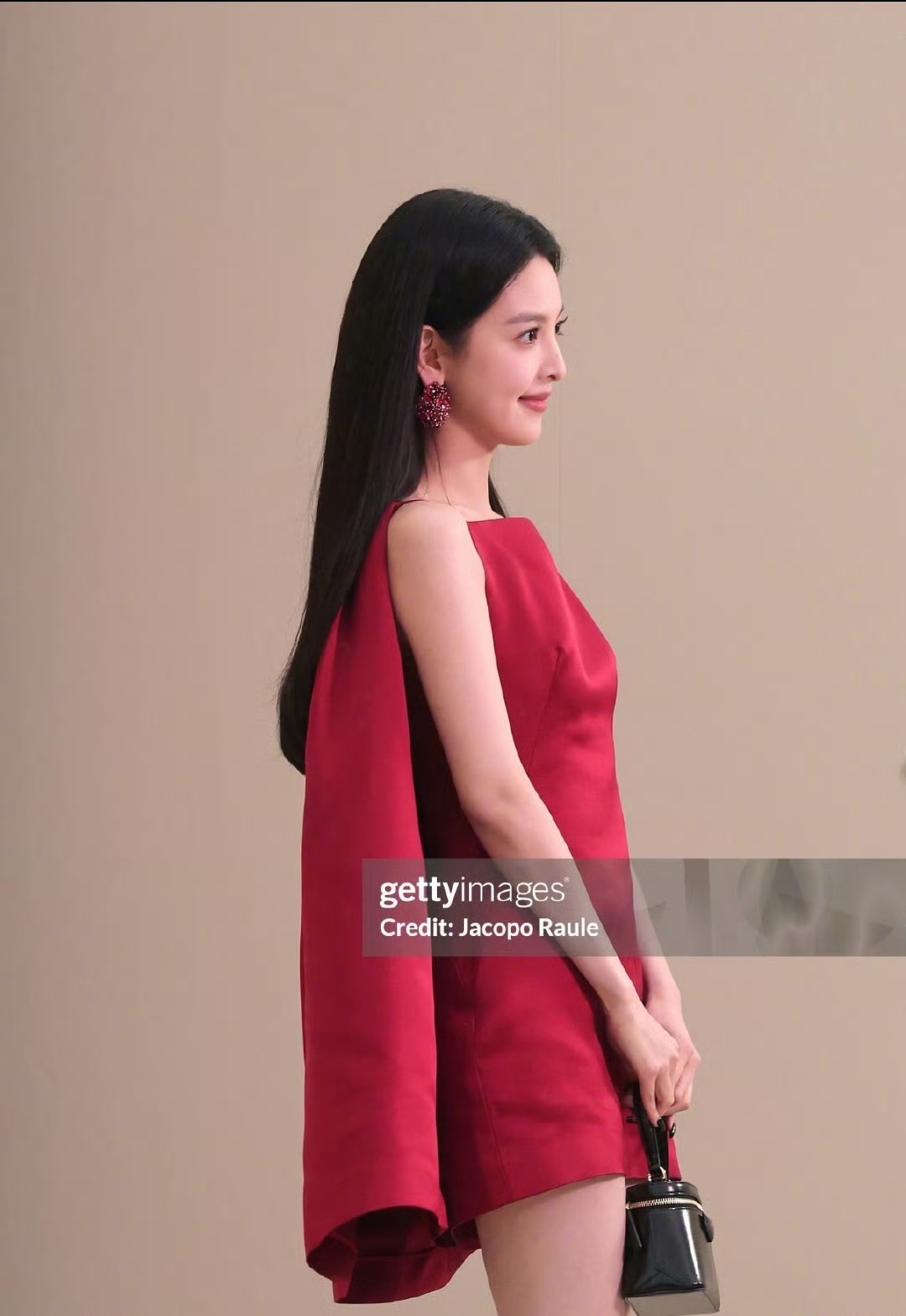 章若楠纪梵希大秀造型，红裙红耳环，被姐姐美得头晕，明艳的红玫瑰！ ​​​