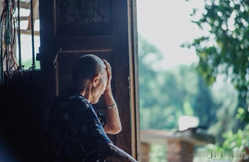 有老伴和没有老伴有什么不同?有老伴儿，起码旁边有个警报器，万一出现什么特殊情况，