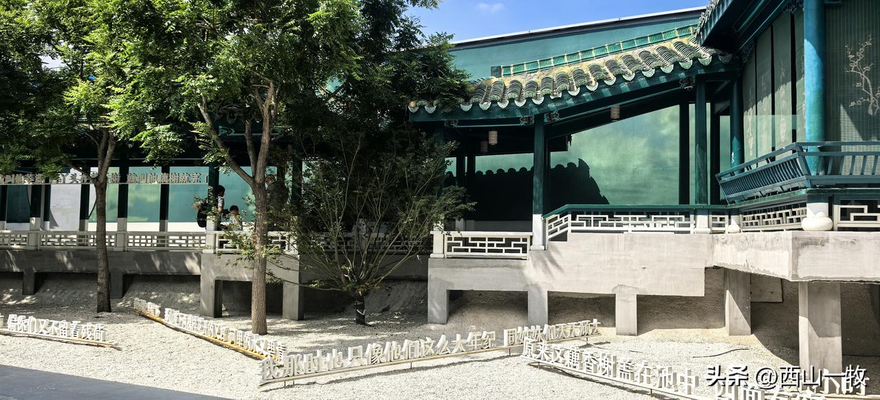 1921年，溥仪居住的紫禁城后宫也装上电话了，是溥仪本人坚持要装的。第一个电话，