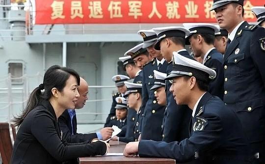 这道选择题没有标准答案，核心在于你更看重“下半生的安稳”还是“眼前的收入”。结合
