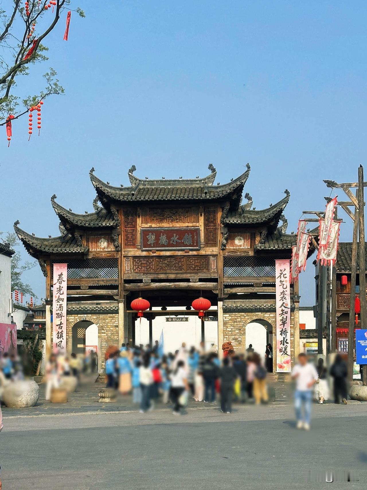 铜陵·梨桥

赴一场犁桥之约，看马头墙映塘和非遗打铁花，听古戏台余音，品当地特色