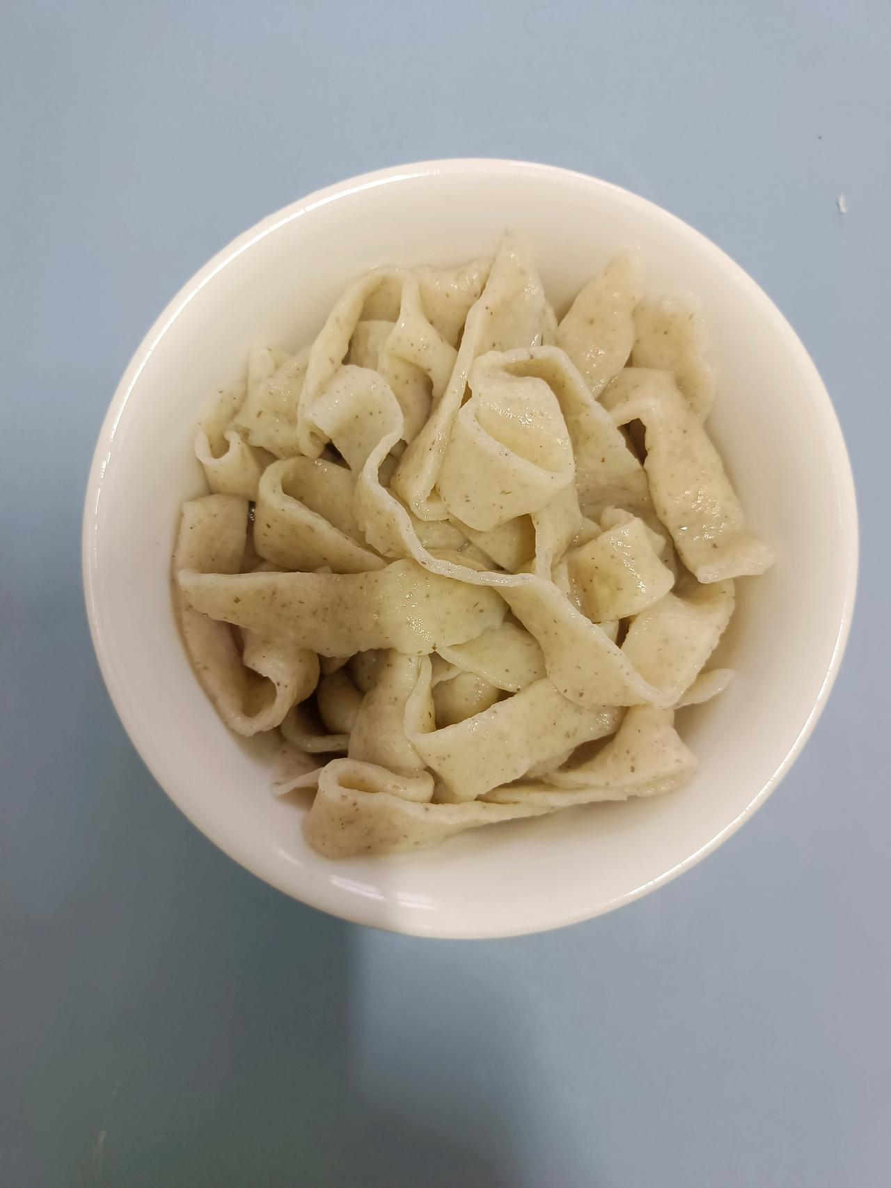 我自己做的荞麦、黑麦，鸡蛋手擀面，过点儿水，再炸点酱，吃起来特别舒心！