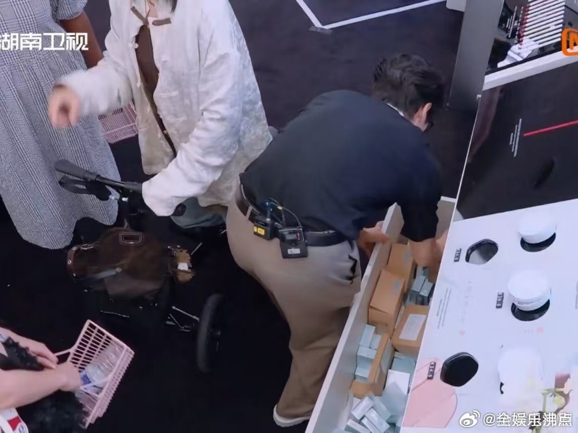 颜安是人间小陀螺吧 颜安从库房出来就不停转！顾客加单不断，他穿梭柜台送货，脚步没