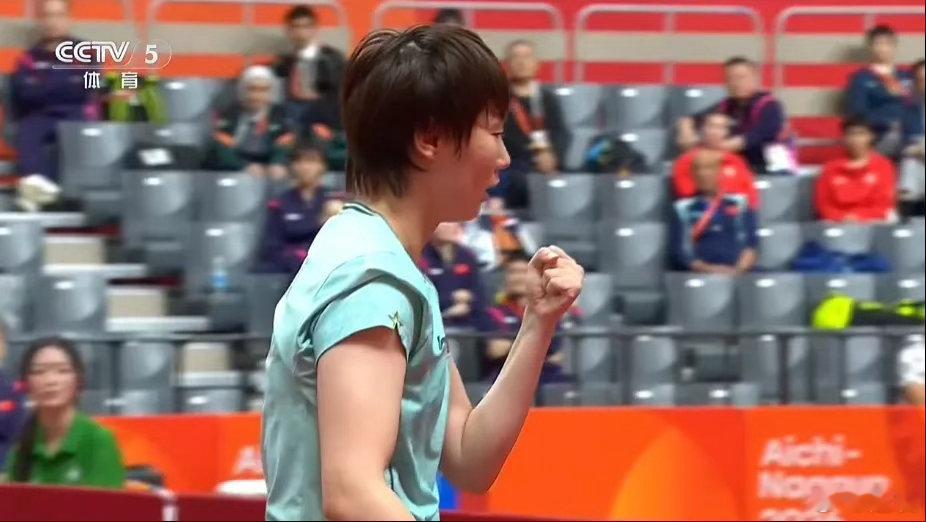 孙颖莎vs王曼昱恭喜中国队包揽金银牌！王曼昱4-2战胜队友孙颖莎，夺得金牌，孙颖