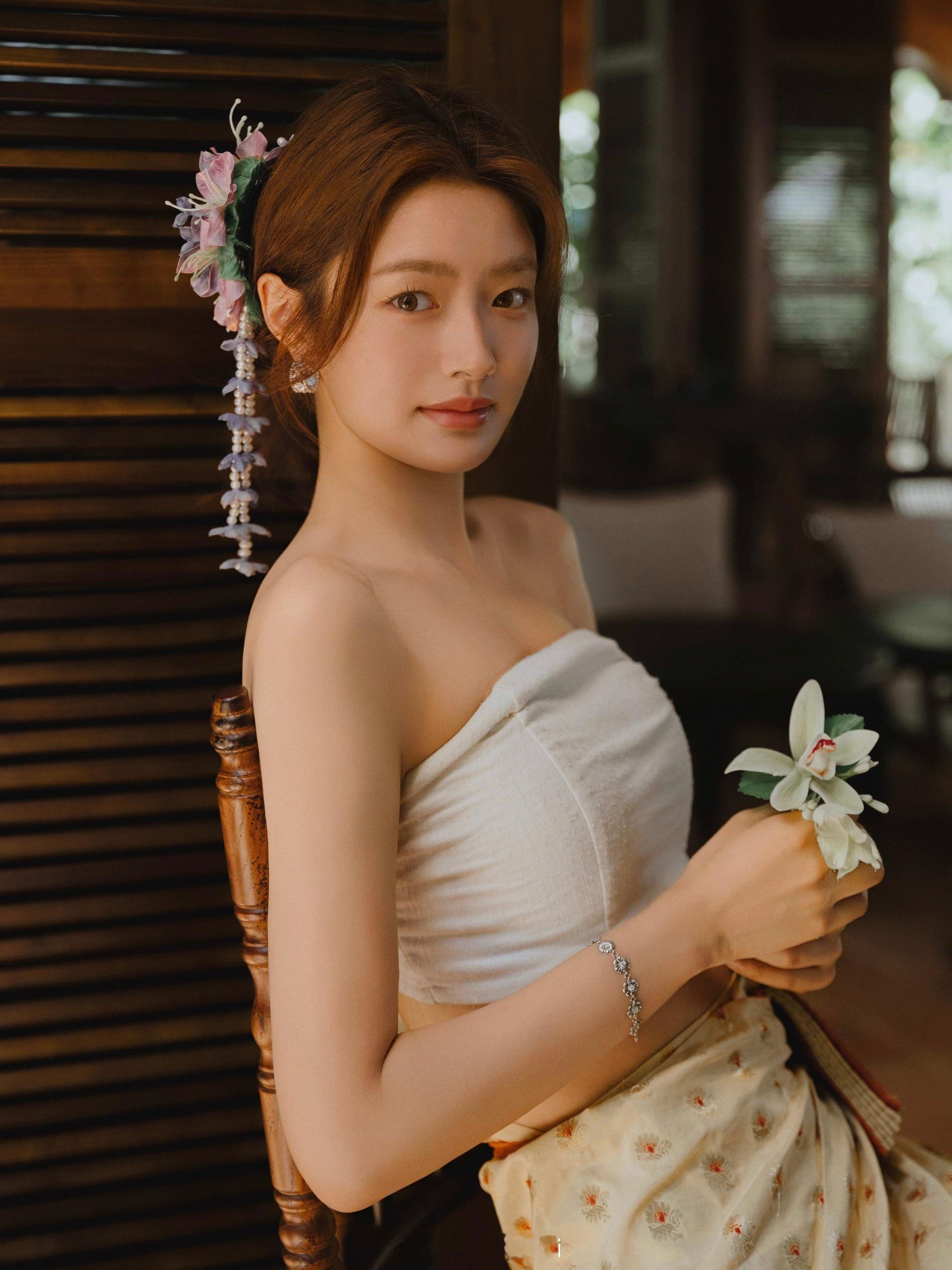 徐若晗五十公里桃花坞6徐若晗木质调大片 更新营业图🌸木帘斑驳光影勾勒出优越身形
