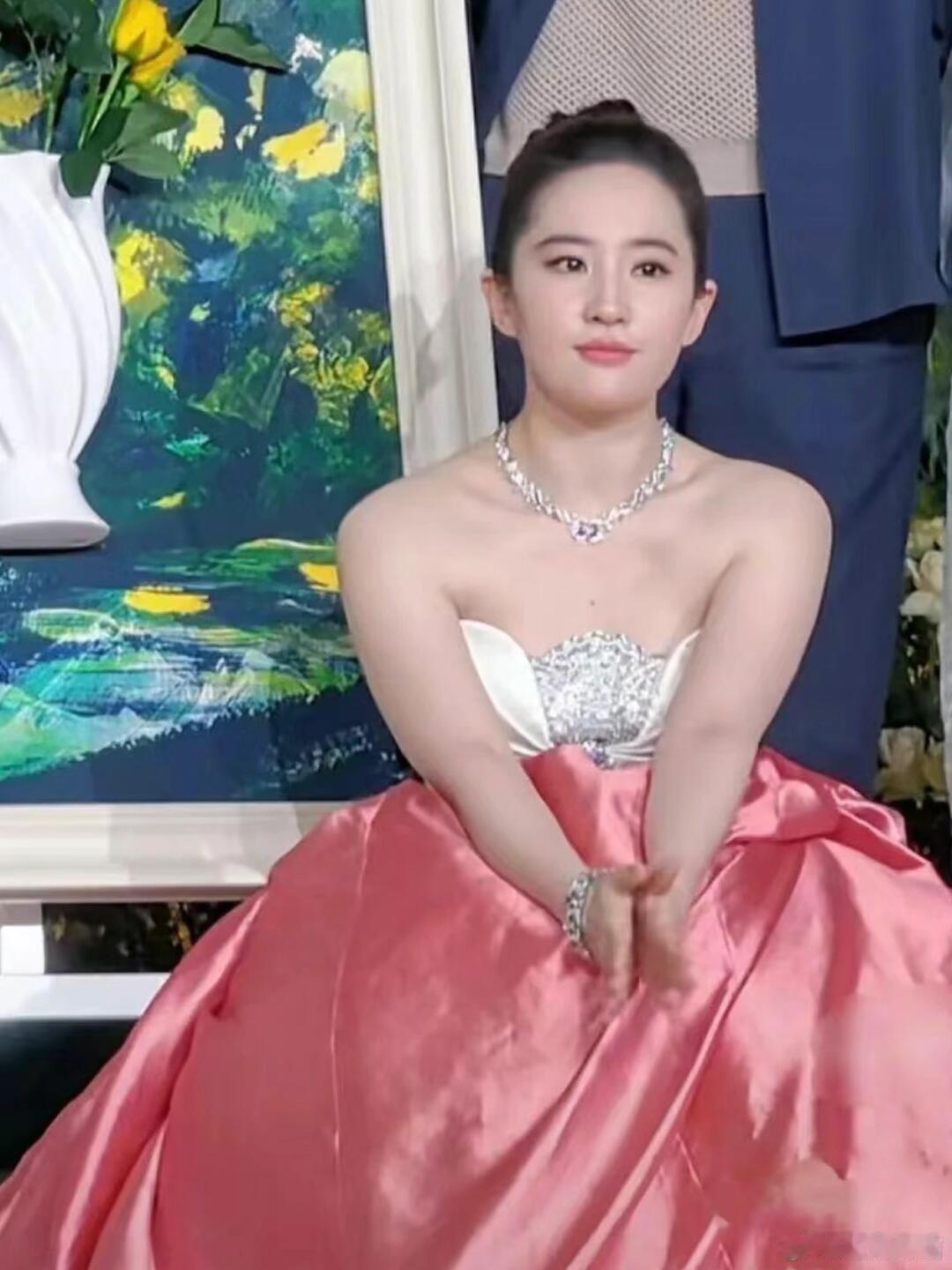 南京一柜姐评论刘亦菲微胖被辞退 这是她孜孜不倦营销了20年仙女的反噬。洗脑大众她