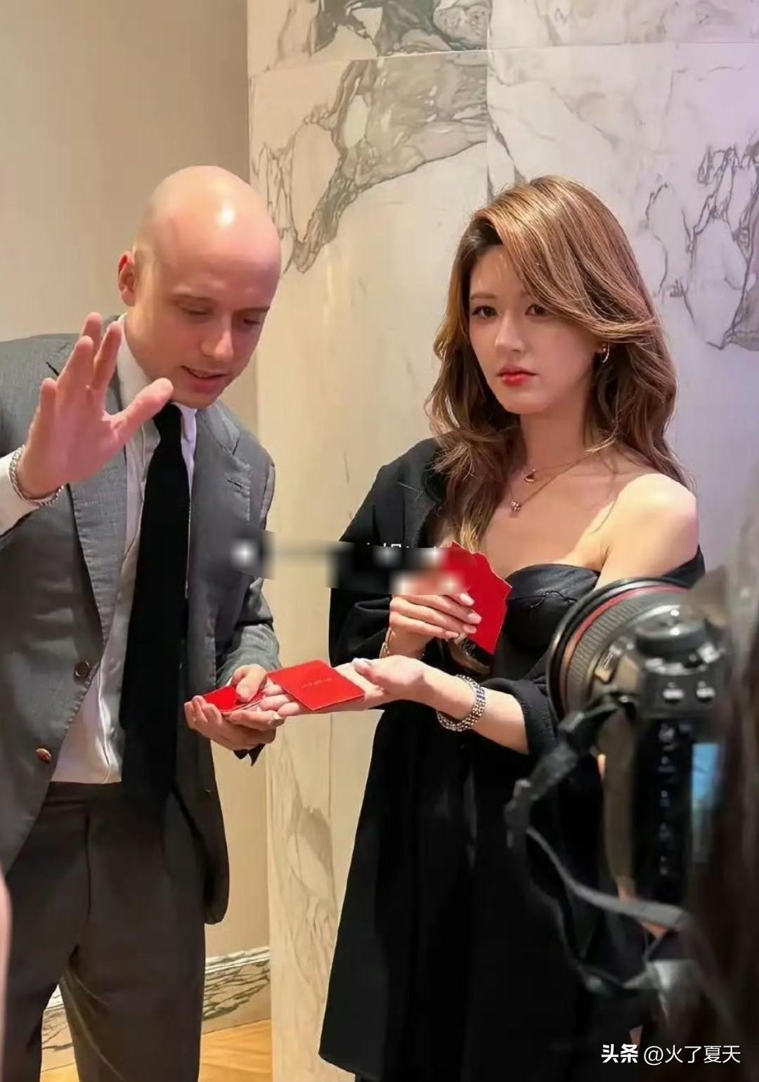 不怪老外也想要合照，这么好看 ​​​。