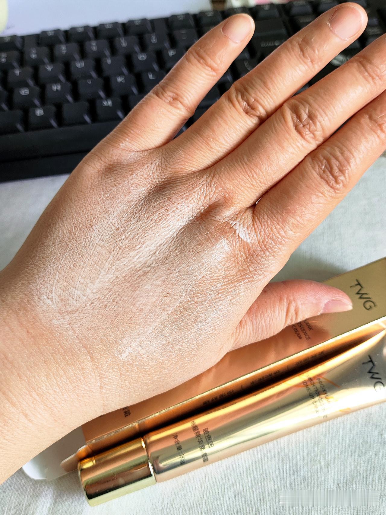 老公20块钱在直播间买了3个素颜霜，被我骂了一顿。

前两天老公回家，拿出三个素