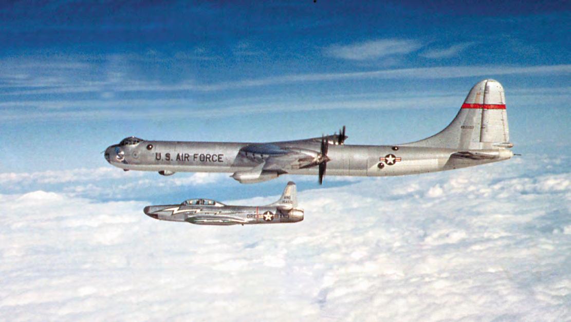 1951年，美国空军的B-36“和平保卫者”战略轰炸机和一架F-94B“星火”截