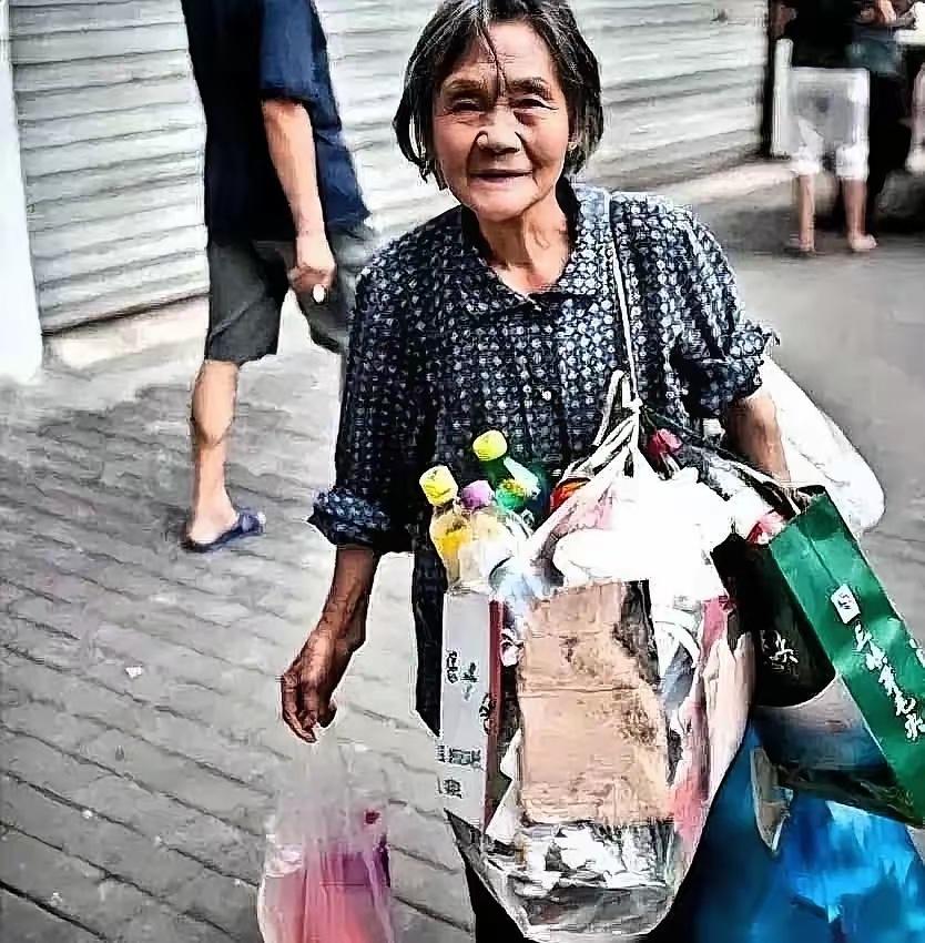 我们小区那个天天凌晨五点翻垃圾桶的陈奶奶，前阵子被人报警说偷快递，闹得整栋楼人尽