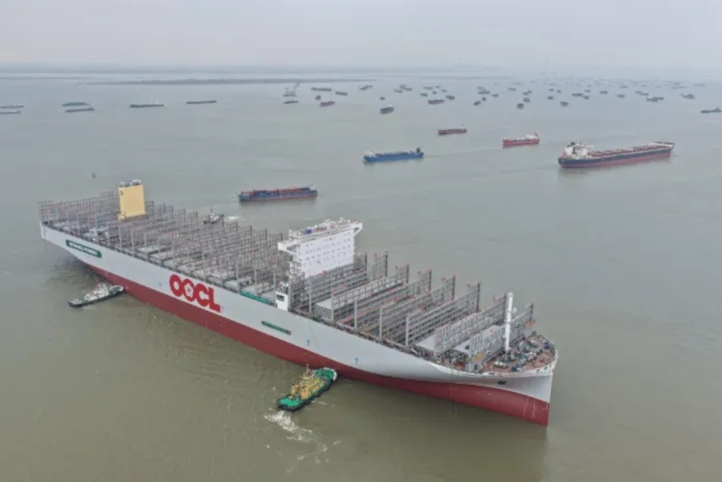 【全球首艘，成功下水】2025年12月31日，全球首艘24000标准箱甲醇双燃料