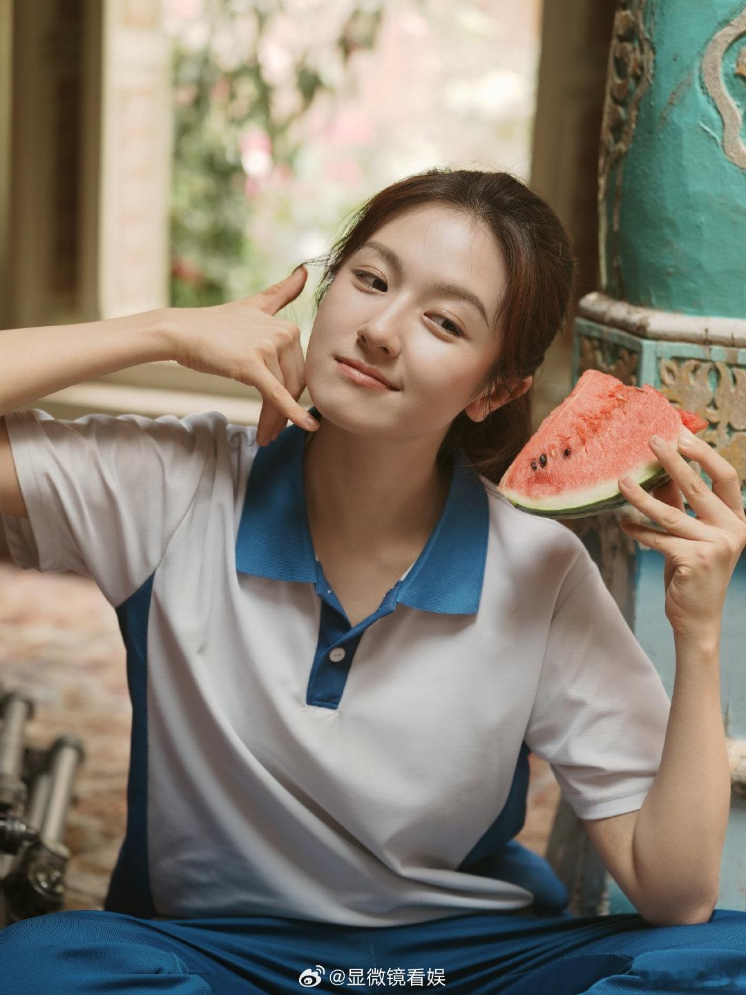 李兰迪当面被叫西瓜仙人 氛围感直接拉满的趣味互动！李兰迪网上大方认领 “西瓜仙人