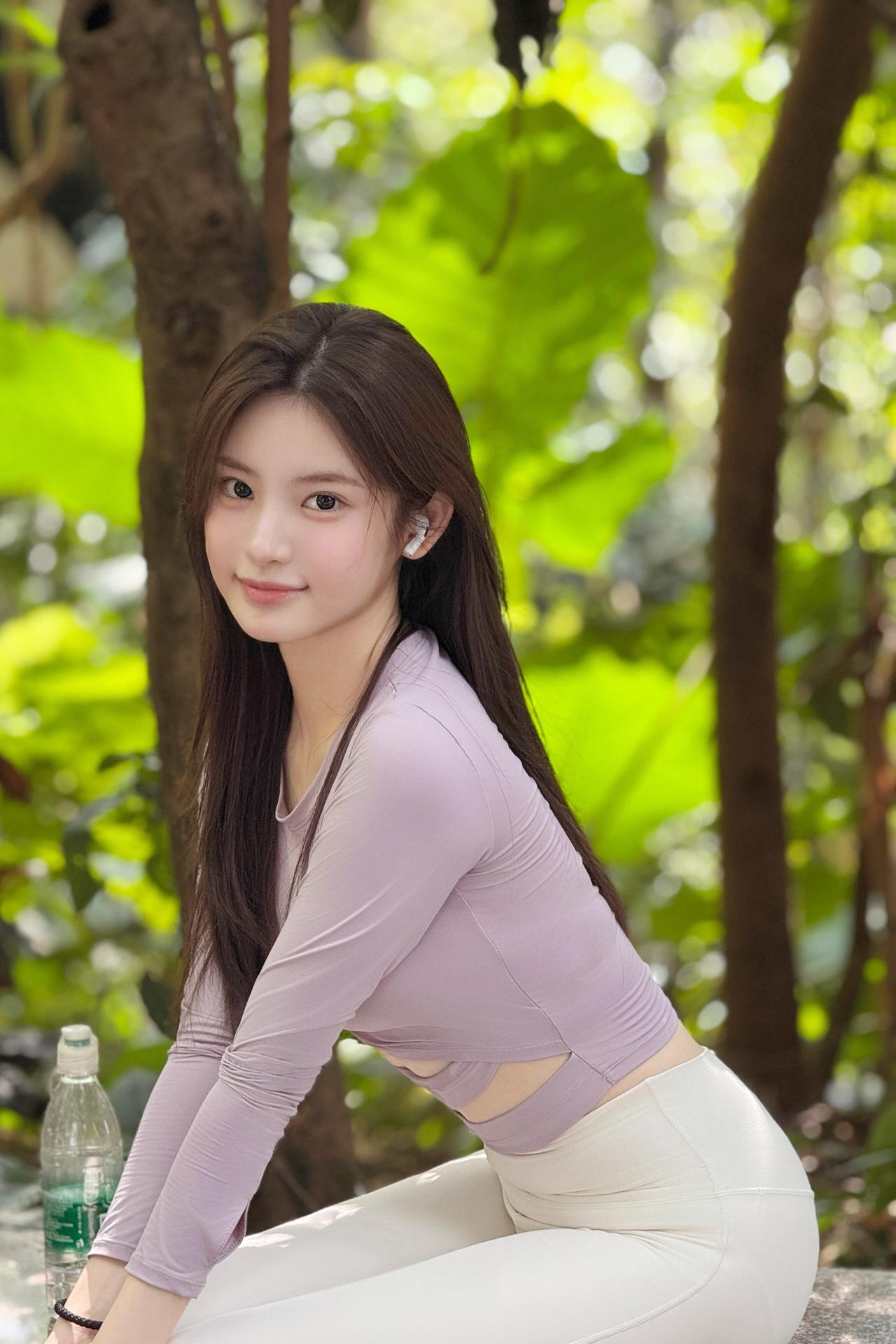 《林间的风与她》
 原创诗词 原创看图片配诗 
她把浅紫的温柔
揉进夏的葱茏
耳